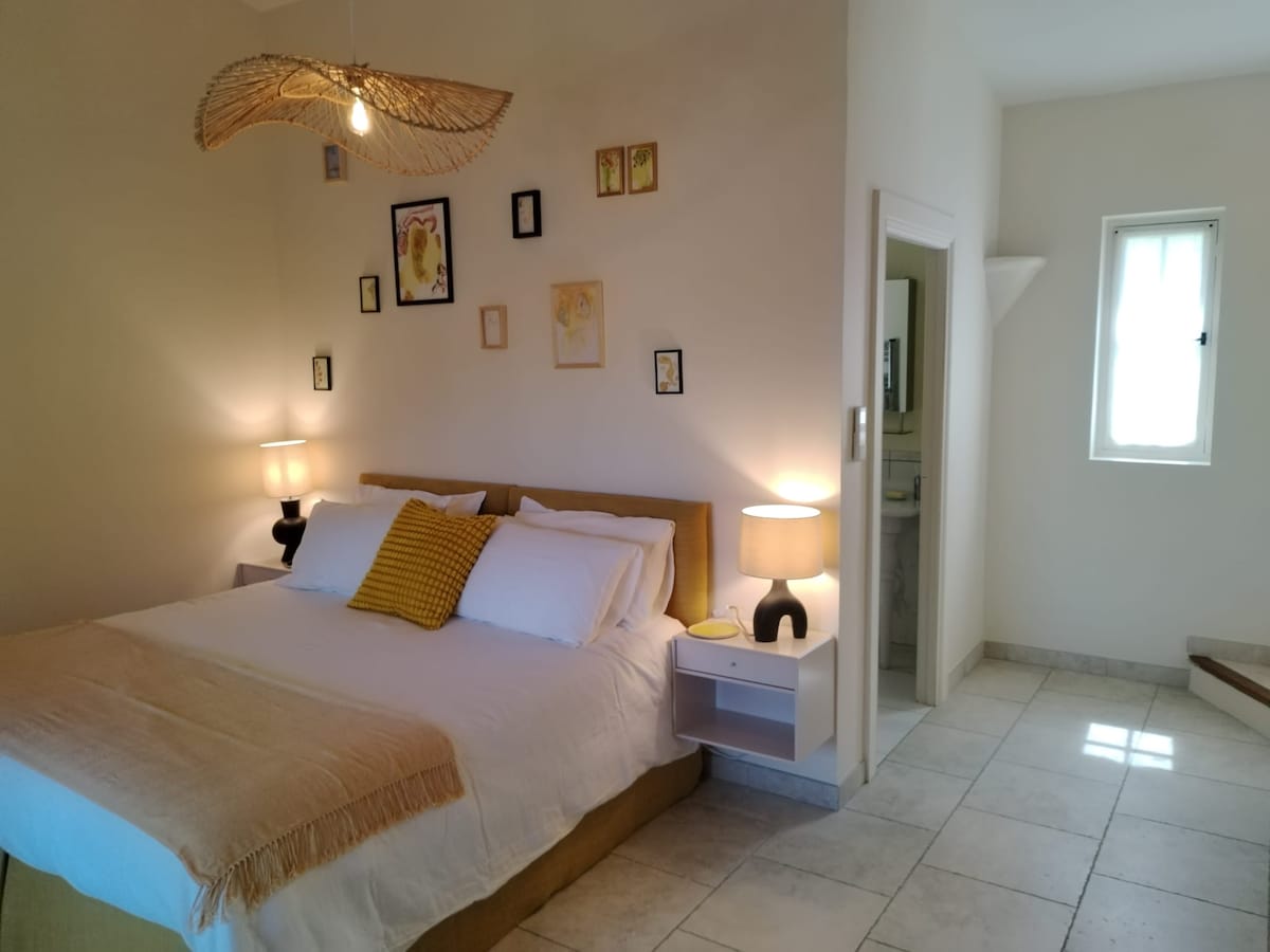 Maraming orihinal na likhang sining ng aming kaibigan na si Tibo ang pader ng gallery sa dilaw na silid - tulugan
