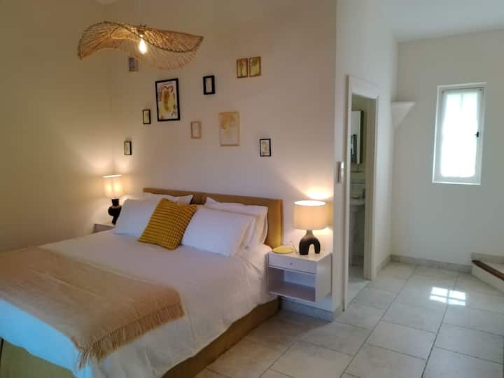 Maraming orihinal na likhang sining ng aming kaibigan na si Tibo ang pader ng gallery sa dilaw na silid - tulugan
