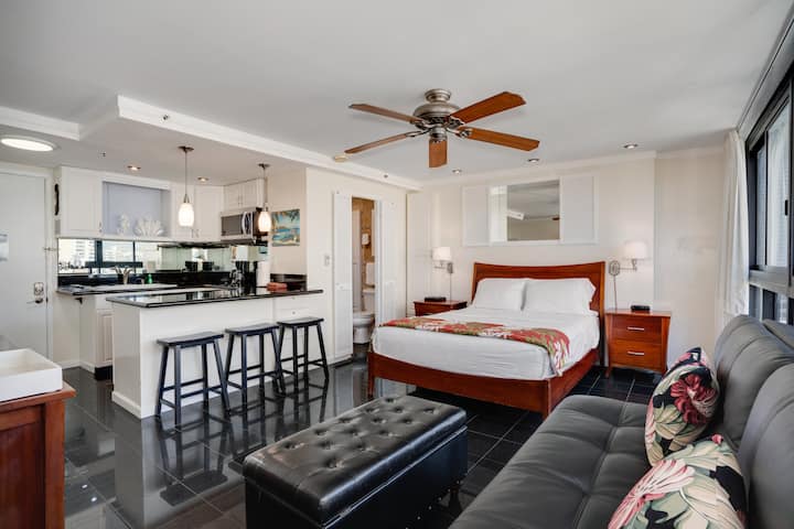 Queen Bed Waikiki Studio 918 @ Waikiki Grand Hotel® Honolulu Hawaii Full Kitchen - Honolulu, HI