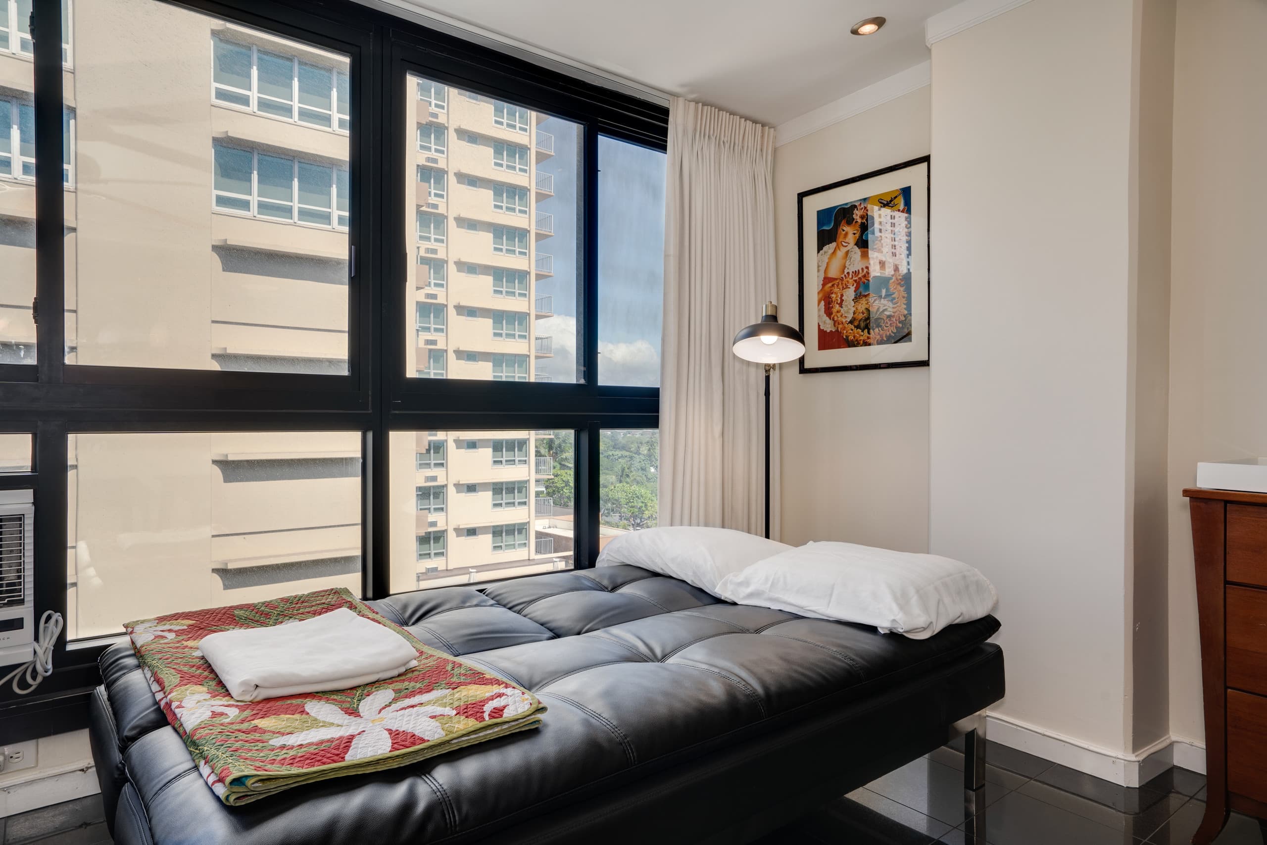 Condo in Honolulu · ★4.71 · Studio · 2 beds · 1 private bath - Image 1