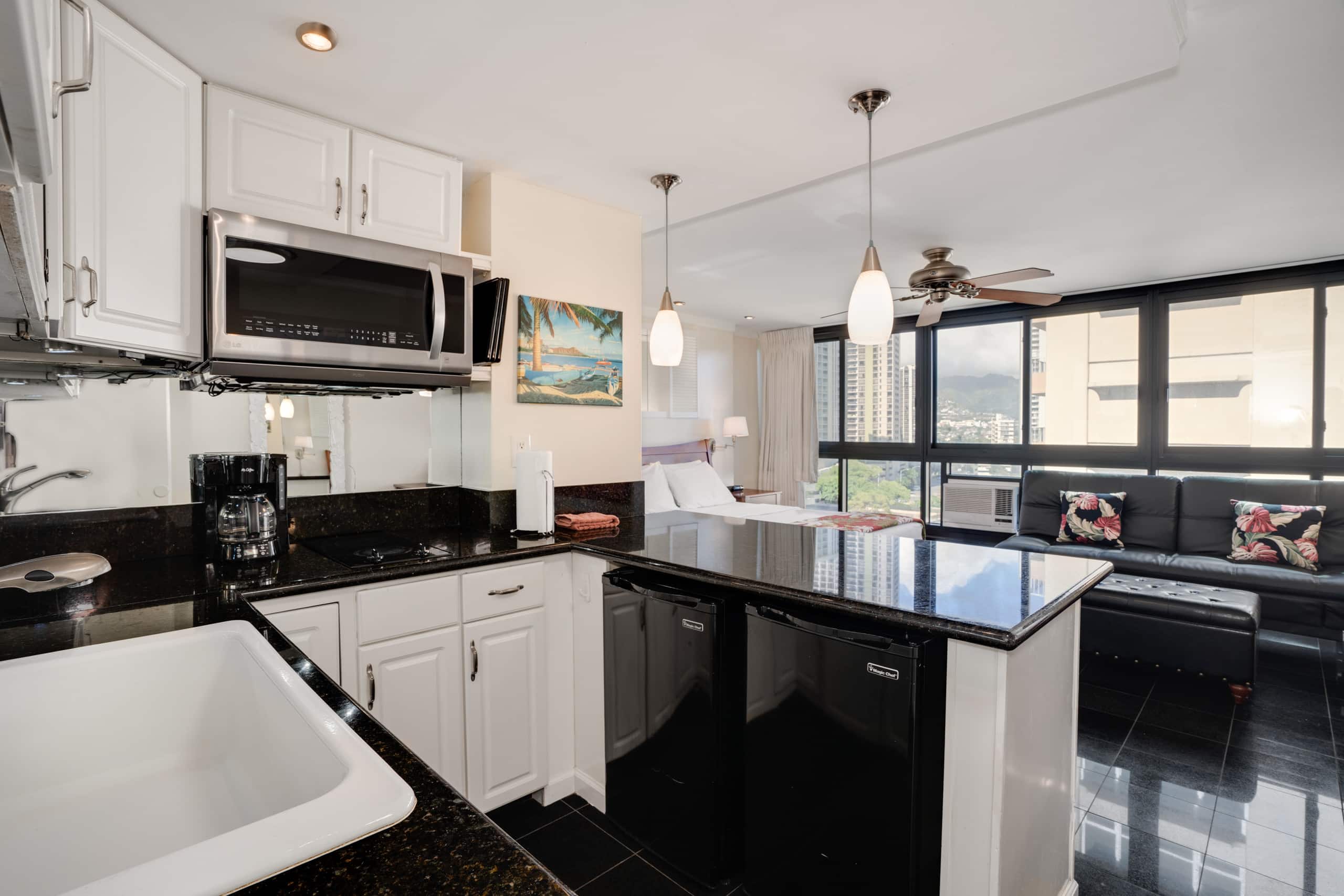 Condo in Honolulu · ★4.71 · Studio · 2 beds · 1 private bath - Image 6
