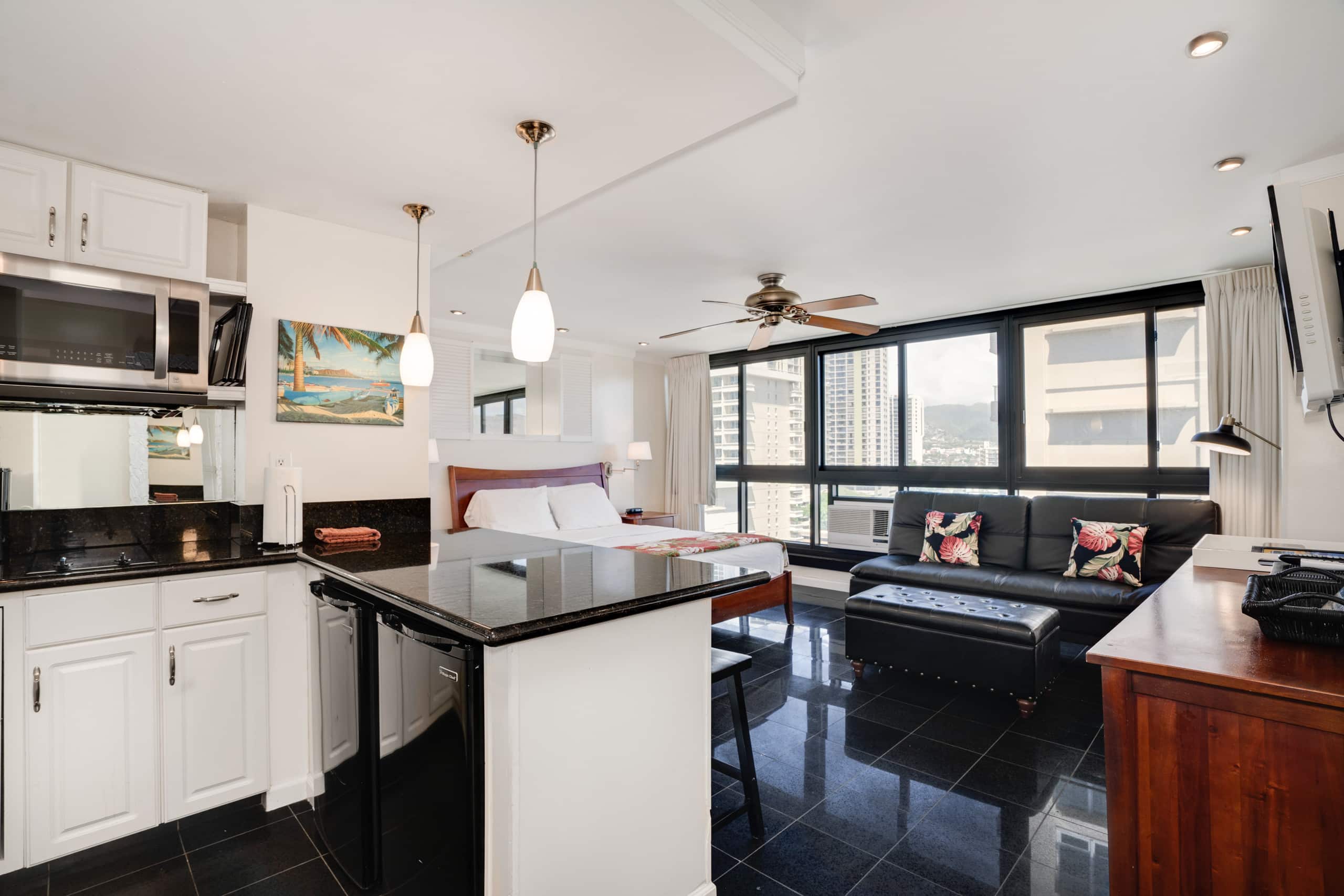Condo in Honolulu · ★4.71 · Studio · 2 beds · 1 private bath - Image 4