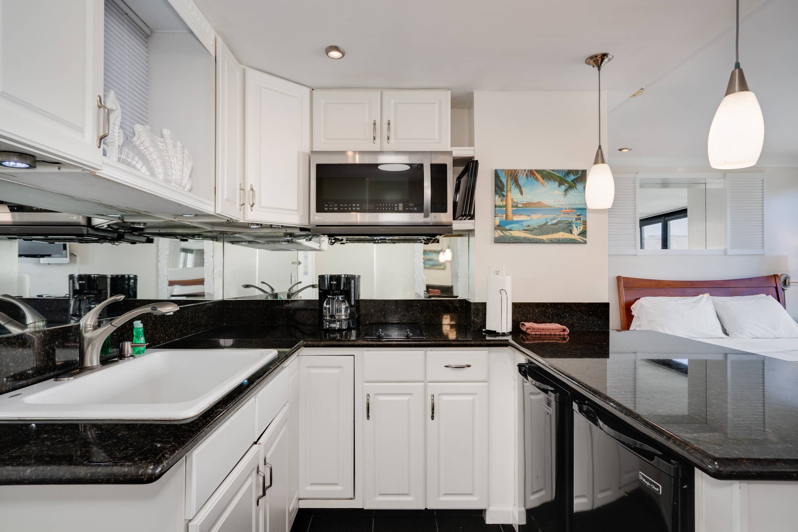 Condo in Honolulu · ★4.71 · Studio · 2 beds · 1 private bath - Image 3