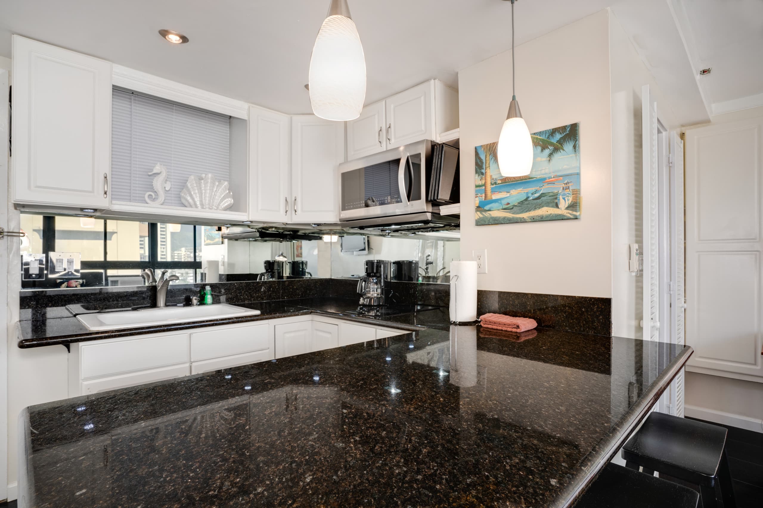 Condo in Honolulu · ★4.71 · Studio · 2 beds · 1 private bath - Image 5