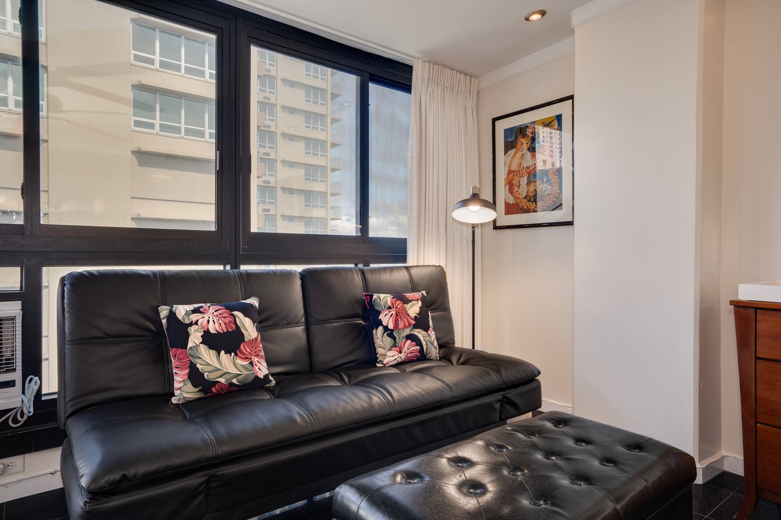 Condo in Honolulu · ★4.71 · Studio · 2 beds · 1 private bath - Image 2