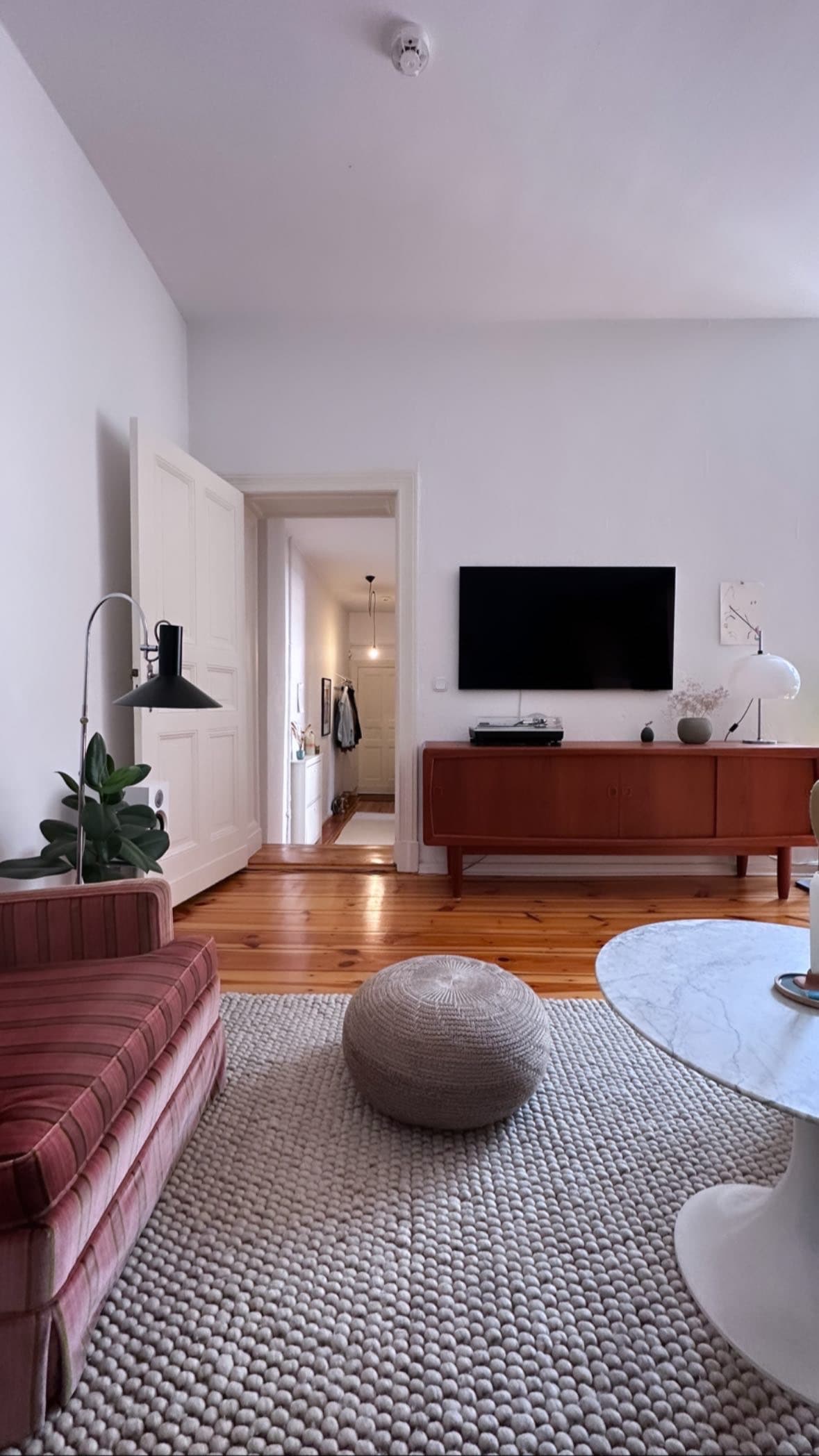 Top performing Airbnb: Design & cozy flat by the Kreuzberg canal in Kreuzberg