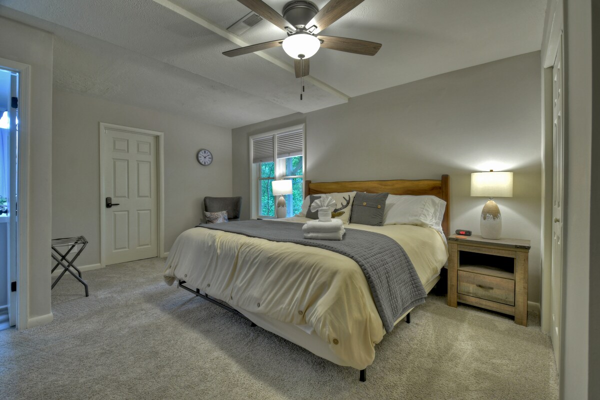 Ქვედა დონის King master suite