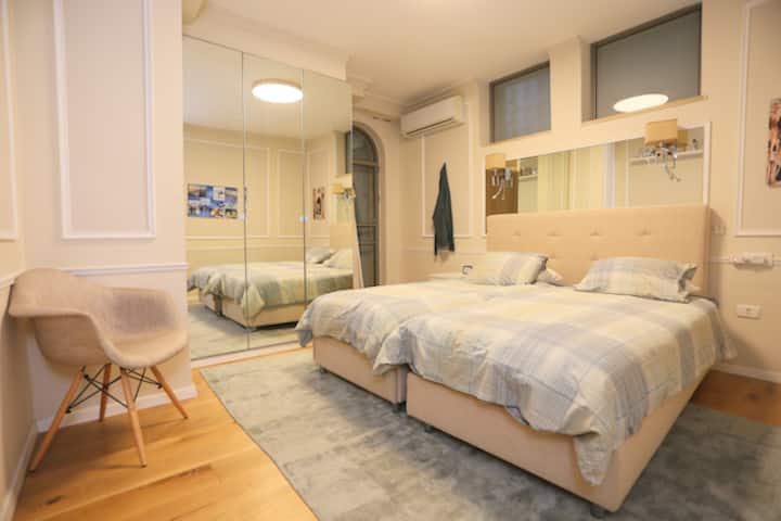 Ორი ერთადგილიანი საწოლი საძინებელში 3.