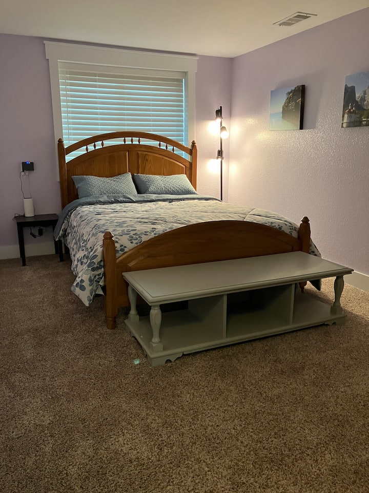 Dormitorio en el piso principal con una cama tamaño queen. Está en el mismo piso que el patio trasero, la cocina y el salón. Ideal para personas que tienen problemas con las escaleras. 