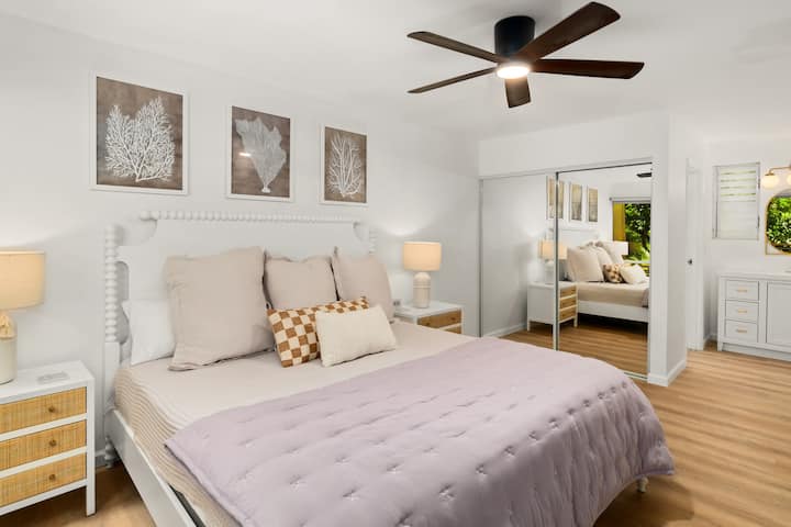 Krevat dopio "king" në dhomën e gjumit me dyshek me shkumë memorie Casper dhe perde të errëta për një gjumë të mirë! 