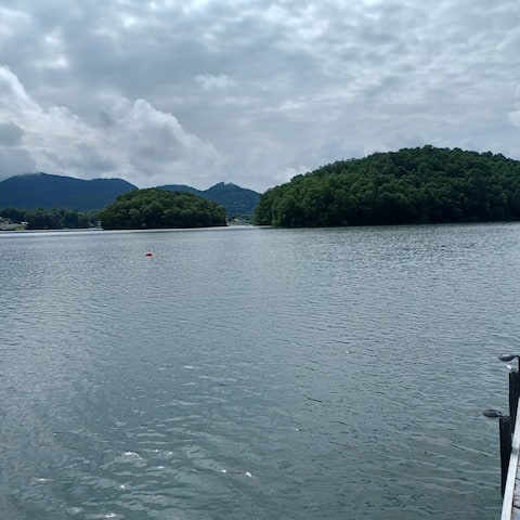 Top performing Airbnb: Miss Chatuge on Lake Chatuge in Hiawassee
