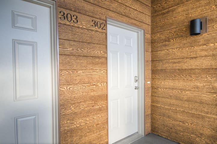 2 Adjoining Condos Rent Together gallery image 4