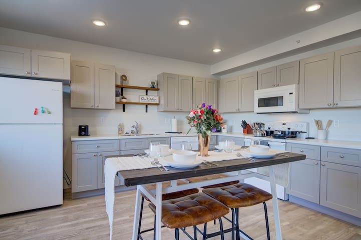 2 Adjoining Condos Rent Together gallery image 5