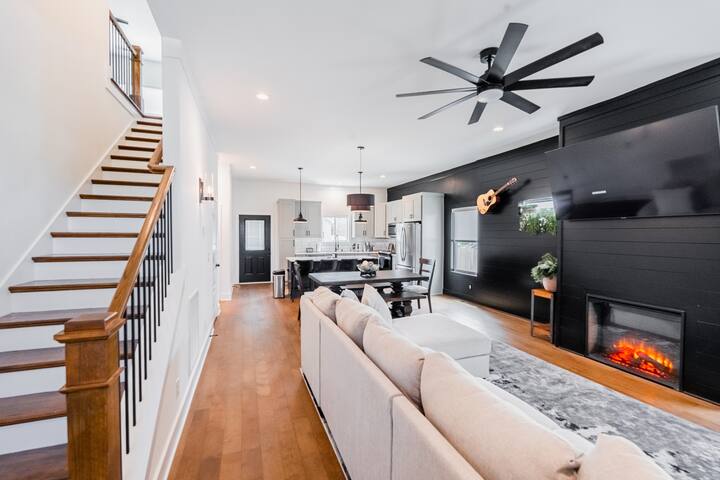 Entire Selfie House w Custom Bar gallery image 3