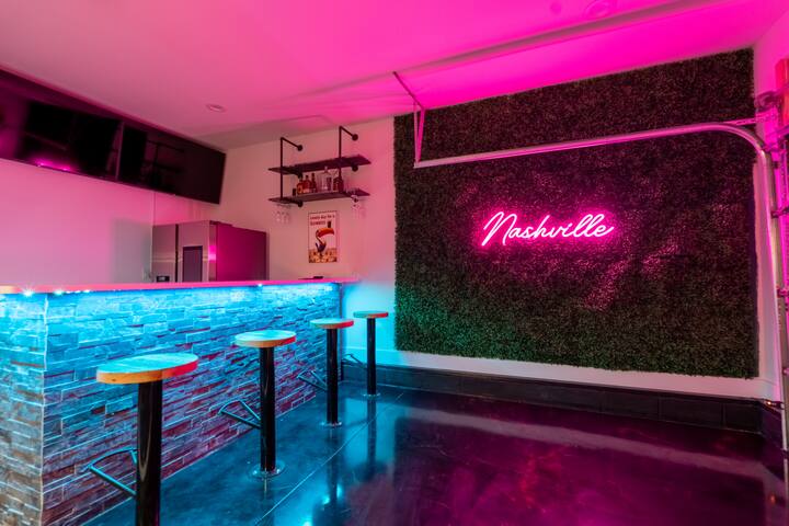 Entire Selfie House w Custom Bar gallery image 5