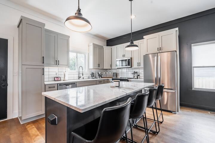 Entire Selfie House w Custom Bar gallery image 4