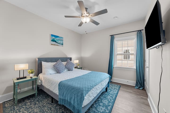 חדר שינה עם מיטת קווין סייז