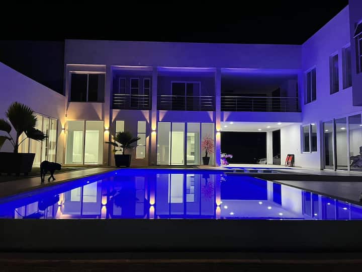 Hillside. Country house, close to shopping center, Starlink,