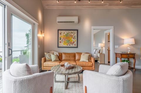 Popular Airbnb listing: Water's Edge at Ocean St - Direct Ocean Access! in Belfast