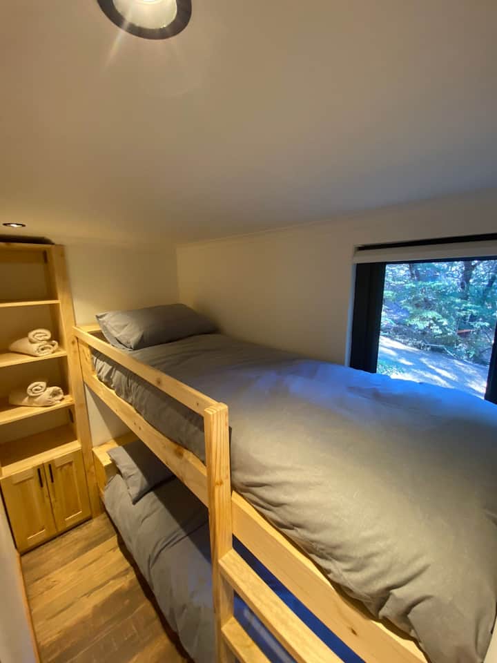 Segunda habitación para dos personas, colchones de alta comodidad, camas con plumones y frazadas adicionales.