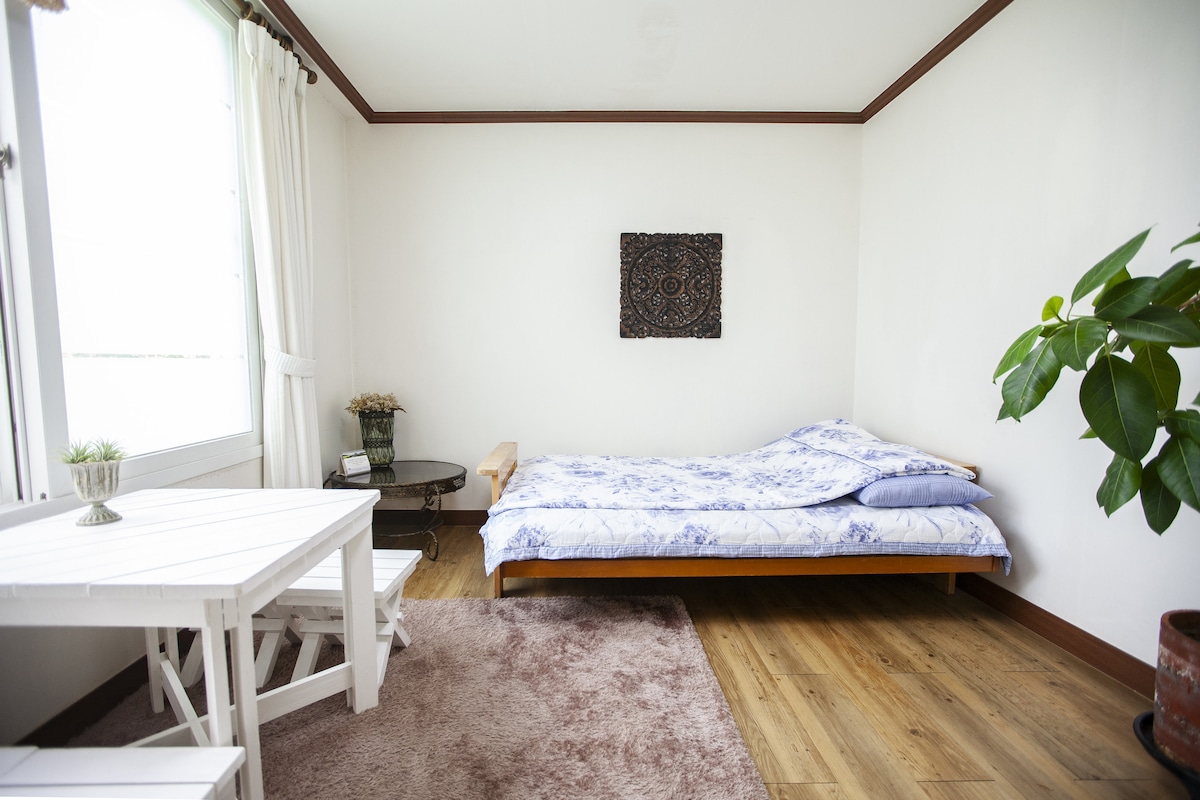 Soba s dvorištem i ventilatorom