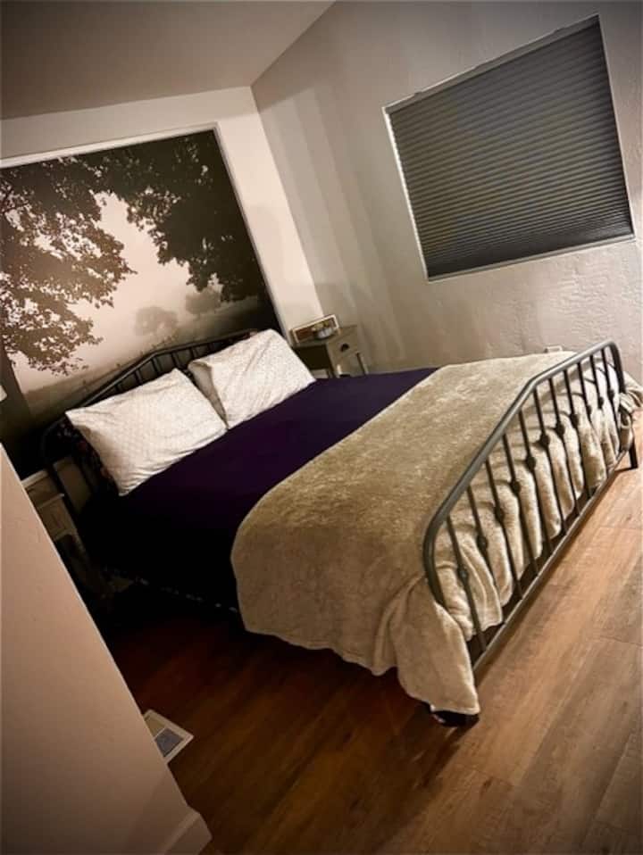 2e slaapkamer met queensize bed