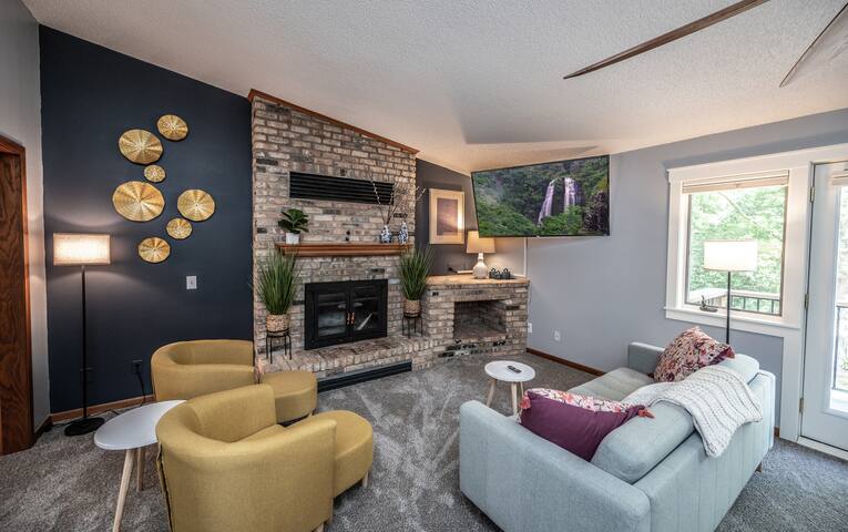 The Spacious Minnetonka 5BR Retreat Cable Lux Life gallery image 2