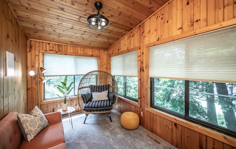 The Spacious Minnetonka 5BR Retreat Cable Lux Life gallery image 3