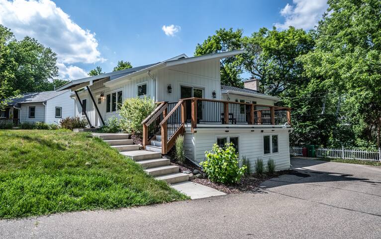 The Spacious Minnetonka 5BR Retreat Cable Lux Life gallery image 5