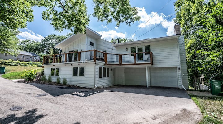 The Spacious Minnetonka 5BR Retreat Cable Lux Life