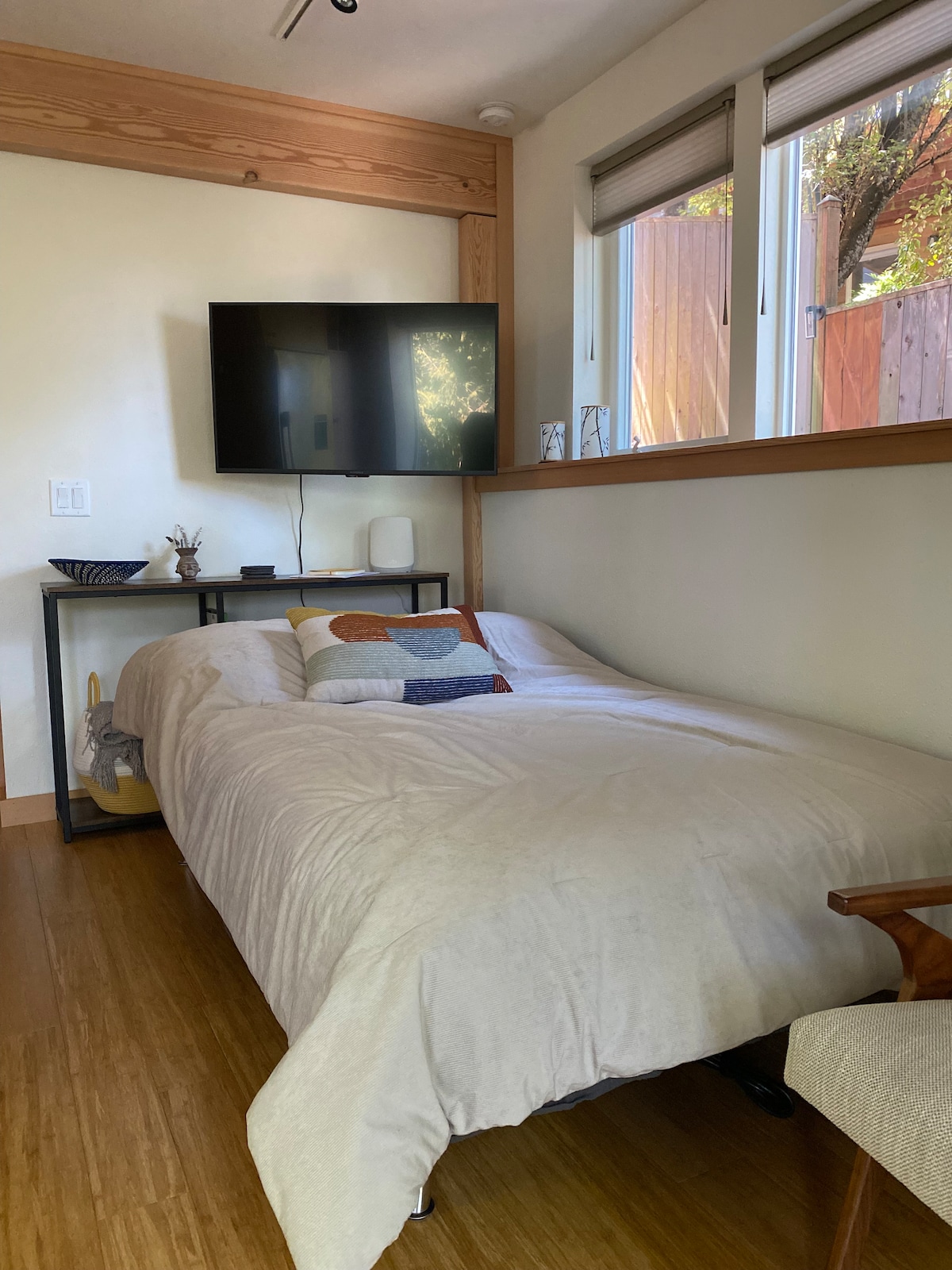 Kunja, ukubwa kamili, kitanda cha sofa na sehemu ya juu ya kitanda yenye mto wa starehe. 