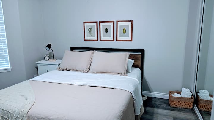 宽敞的第二间卧室，配有舒适的标准床和充足的自然光线。