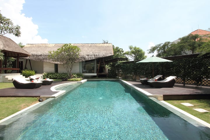 Spacieuse villa avec piscine 3 BR pour un événement à Sanur, Bali - Villas  à louer à Kecamatan Denpasar Timur, Bali, Indonésie - Airbnb