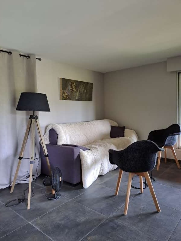 ห้องนั่งเล่นที่อบอุ่นและโซฟาเบดเพื่อเพลิดเพลินกับความเย็นสบายในร่ม