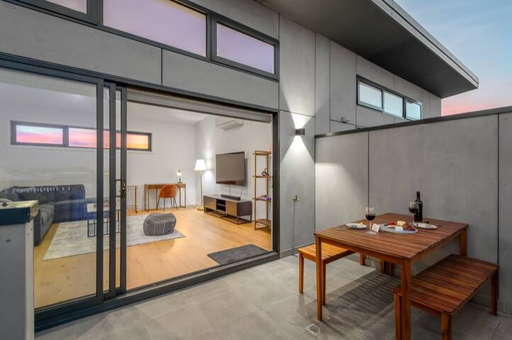 Brunswick Central Townhouse –Stylish Urban Retreat gallery image 2