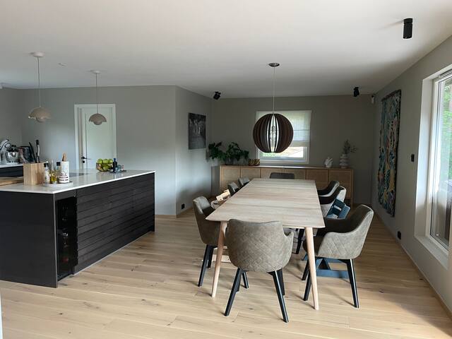 Moderne hus med stor hage gallery image 3