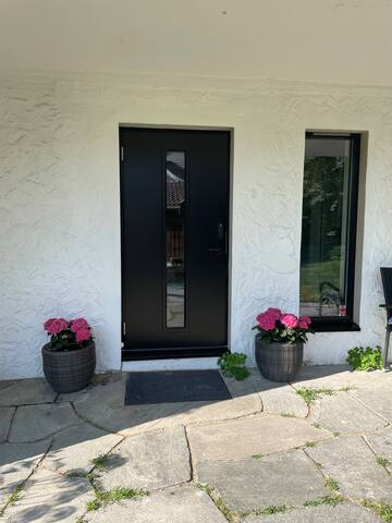 Moderne hus med stor hage gallery image 2