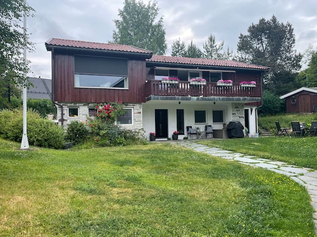 Moderne hus med stor hage