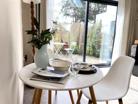 Popular Airbnb listing: Cosy coastal hideaway with garden sauna in Chestfield