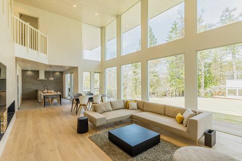 Opened in May 2023, Rowryu Sauna is a Nordic-style house for rent on the shore of Lake Yamanaka