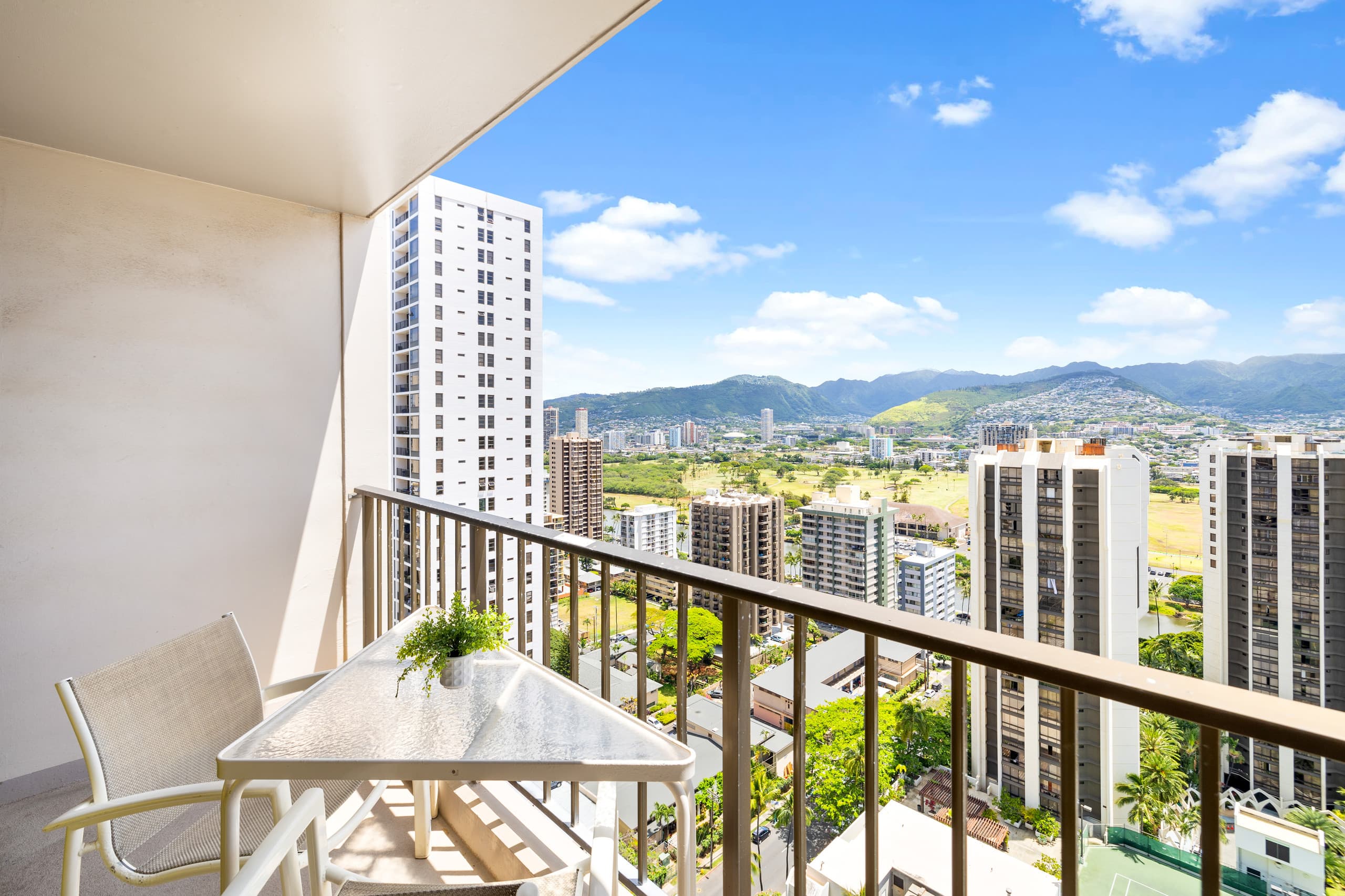 Condo in Honolulu · ★4.47 · 1 bedroom · 2 beds · 1 shared bath - Image 13