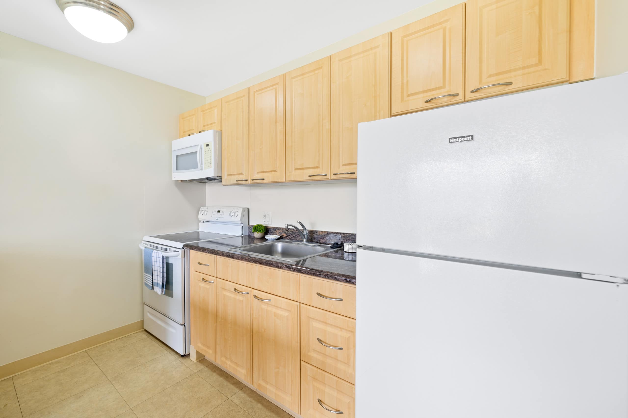 Condo in Honolulu · ★4.47 · 1 bedroom · 2 beds · 1 shared bath - Image 6