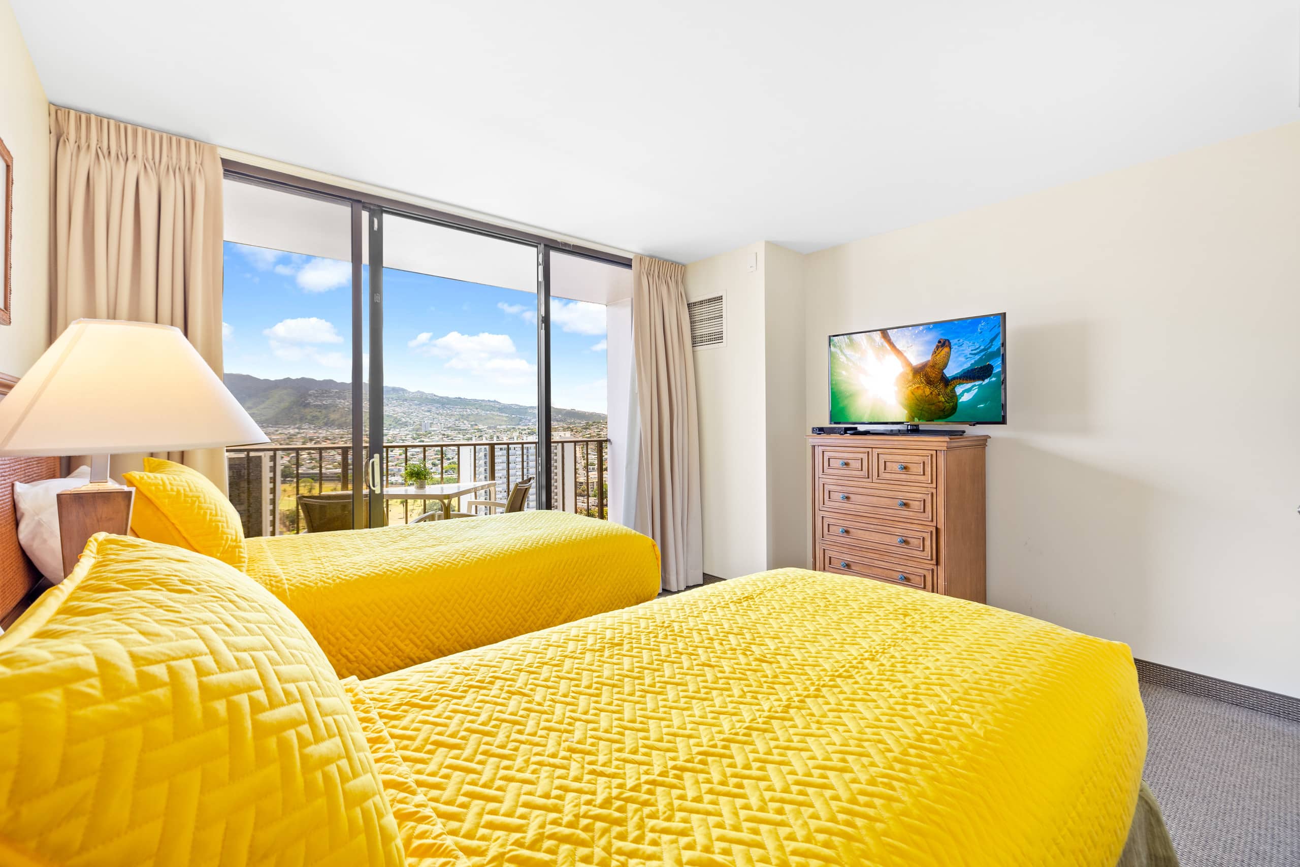 Condo in Honolulu · ★4.47 · 1 bedroom · 2 beds · 1 shared bath - Image 17