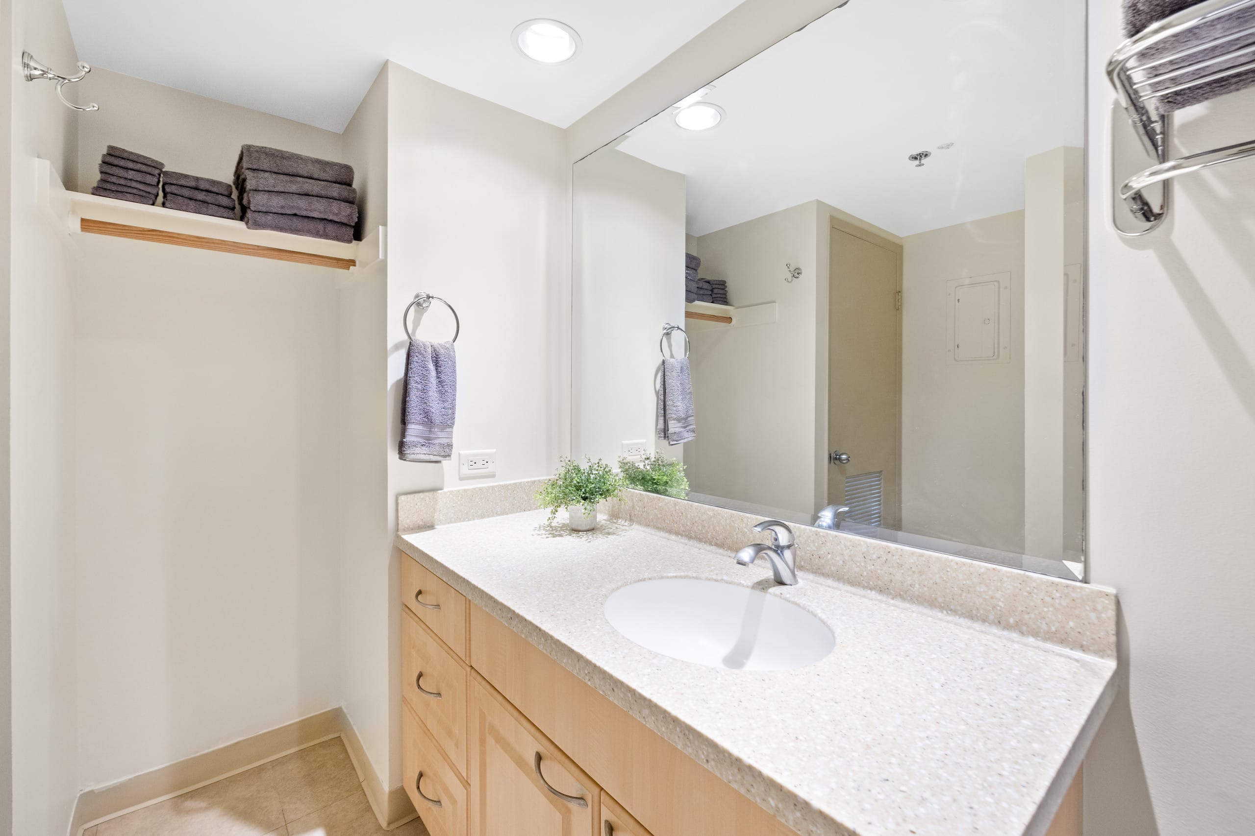 Condo in Honolulu · ★4.47 · 1 bedroom · 2 beds · 1 shared bath - Image 22