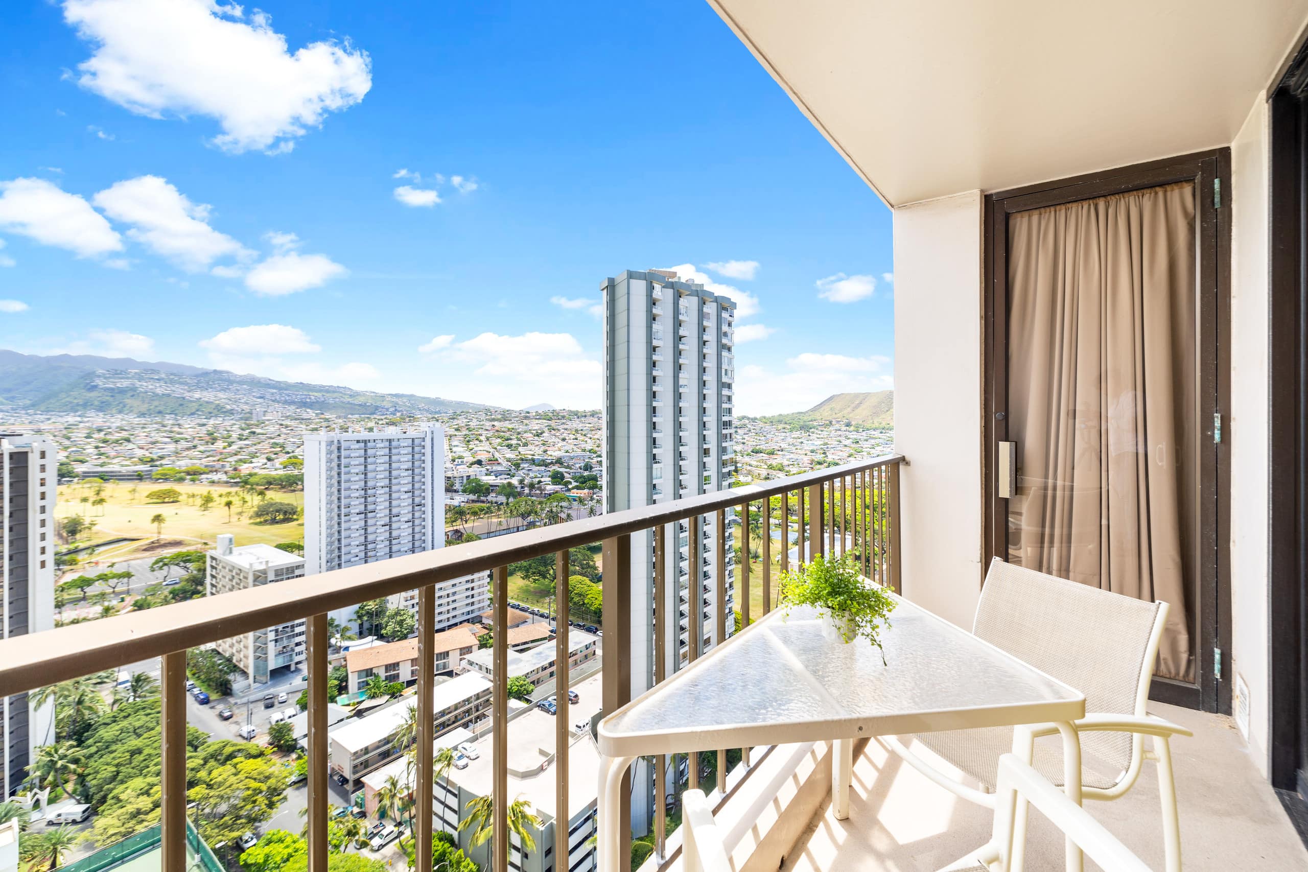 Condo in Honolulu · ★4.47 · 1 bedroom · 2 beds · 1 shared bath - Image 12