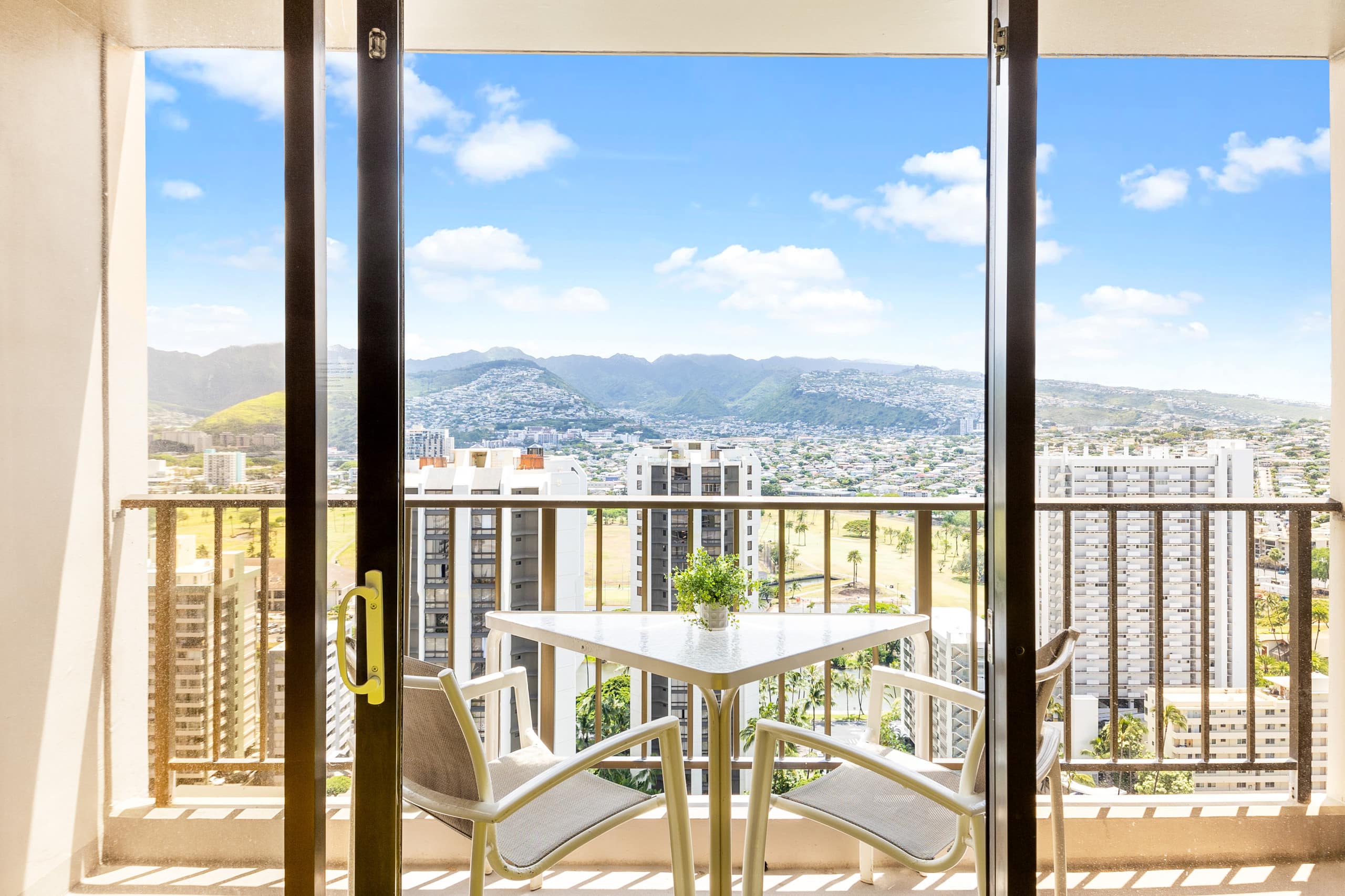Condo in Honolulu · ★4.47 · 1 bedroom · 2 beds · 1 shared bath - Image 11
