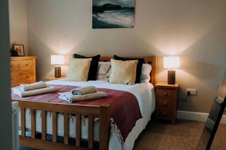 Druhá spálňa má tiež krásnu veľkú manželskú posteľ a dostatok úložného priestoru na oblečenie.