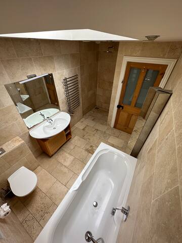 Contemporary 3 bed family house gallery image 5