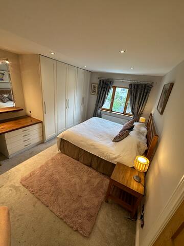 Contemporary 3 bed family house gallery image 2