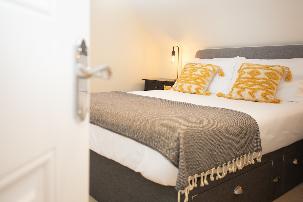 Karibu kwenye chumba chetu cha ukubwa wa mfalme, sehemu ya kustarehesha na ya kuvutia iliyoundwa ili kukupa starehe kubwa wakati wa ukaaji wako. 